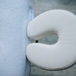 Een vrouw die geniet van een ontspannende massage met een massagekussen in een rustige omgeving.